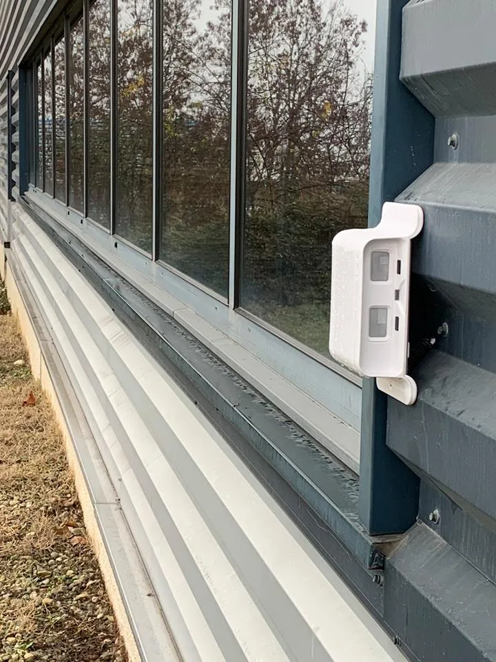 entrepôt ultra-sécurisé équipé d'alarmes modernes et de rideaux blindés pour une protection maximale de vos marchandises.