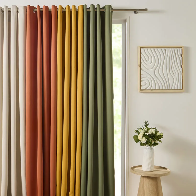 découvrez notre sélection de rideaux occultants à moins de 15€ pour allier économie et obscurité parfaite dans toutes vos pièces.