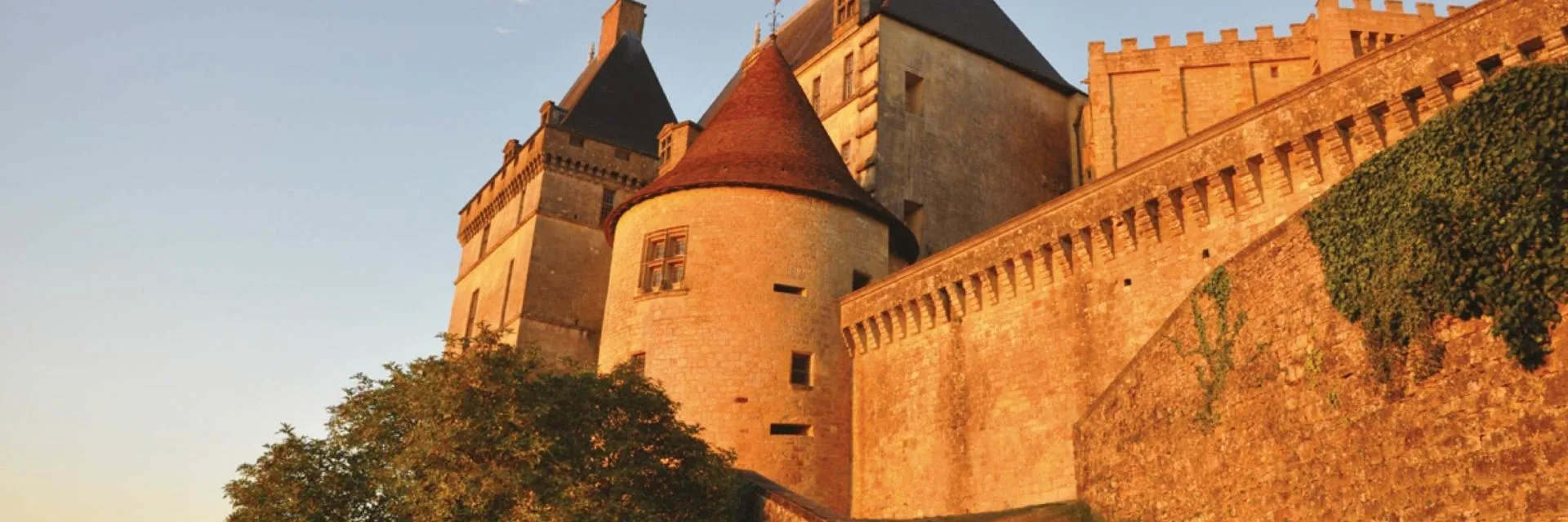découvrez les somptueux rideaux présidentiels exposés au château de biron, symbole d'histoire et d'élégance architecturale.