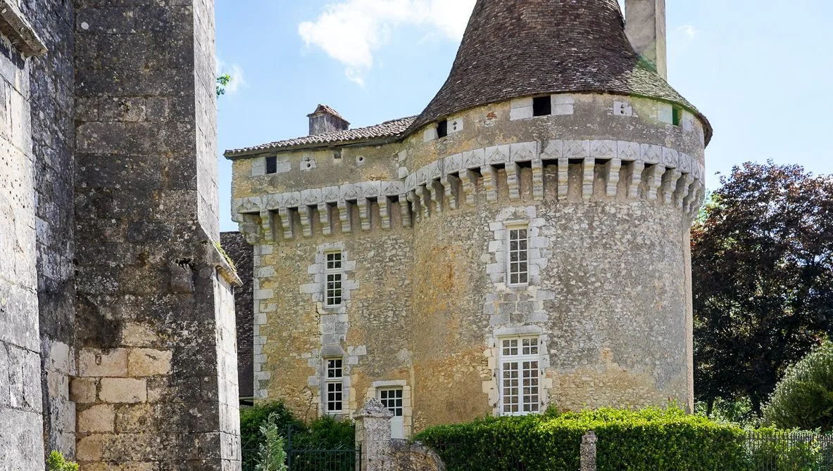 découvrez l'histoire et l'élégance des rideaux présidentiels au château de biron, symboles du patrimoine et du raffinement architectural.