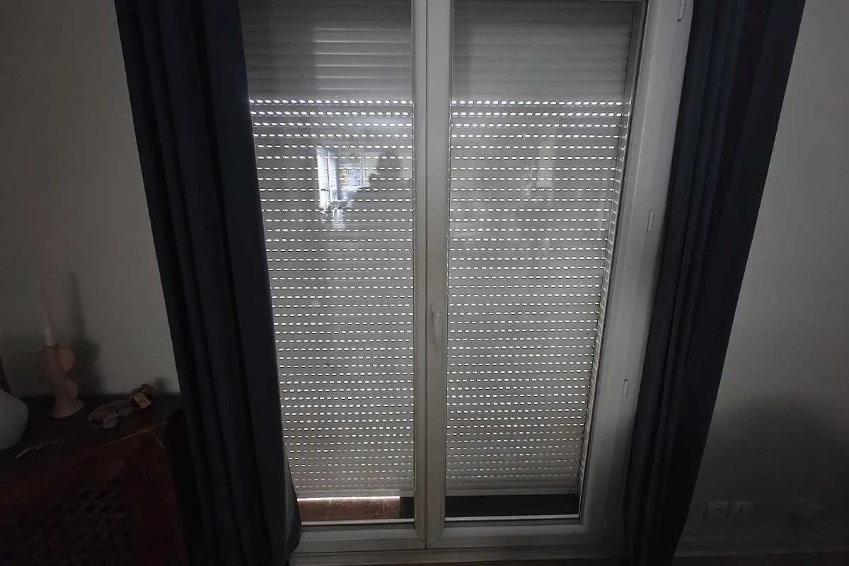 découvrez comment fermer efficacement vos rideaux et volets pour protéger votre intérieur du froid et améliorer l'isolation thermique de votre maison.