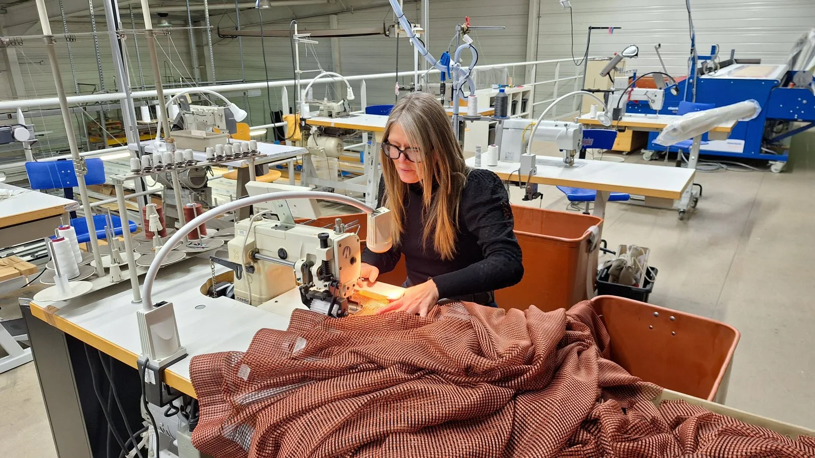 à saint-martin-en-haut, des couturières bénévoles unissent leurs talents pour confectionner des rideaux destinés à embellir la maison de retraite locale.