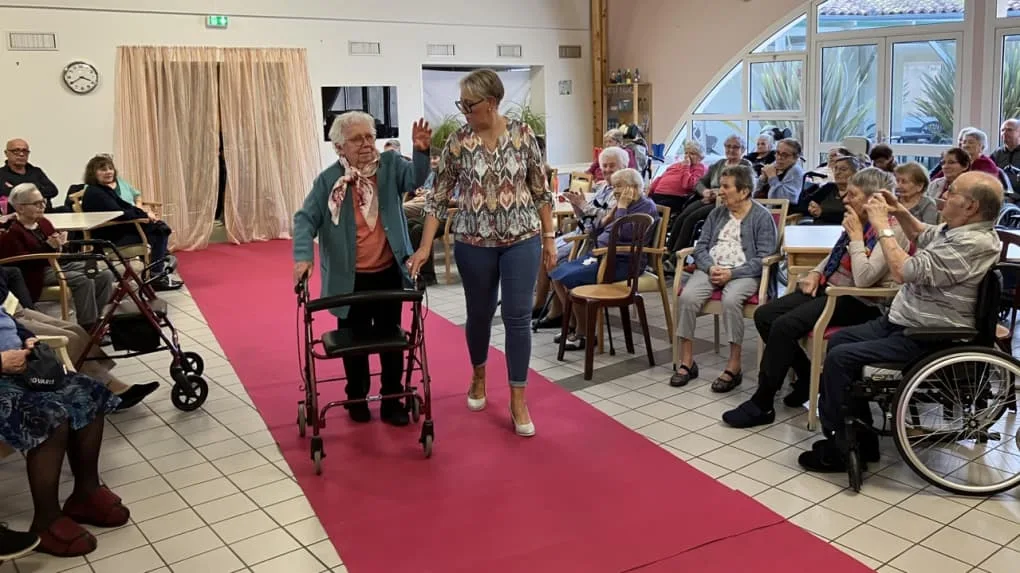 à saint-martin-en-haut, des couturières bénévoles unissent leurs talents pour confectionner des rideaux destinés à la maison de retraite, apportant chaleur et confort aux résidents.