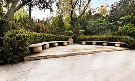 découvrez comment yves saint laurent et pierre bergé investissent dans un manoir d'exception, mêlant élégance, histoire et patrimoine unique.