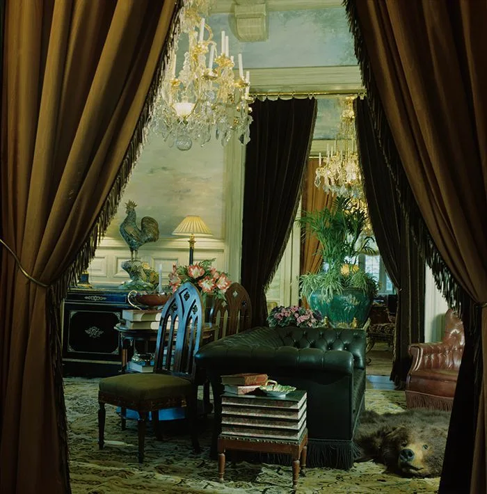 découvrez comment yves saint laurent et pierre bergé investissent un manoir d'exception, symbole de leur style et de leur passion pour l'art et le luxe.