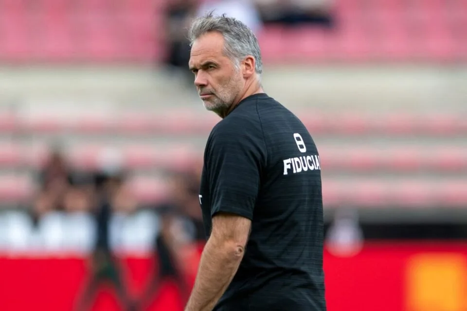 découvrez la critique d'ugo mola sur la prestation du stade toulousain, analyse détaillée et points clés d'une rencontre marquante.